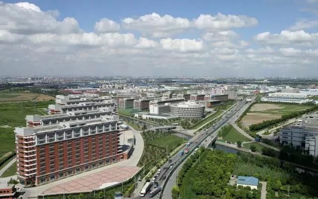 在飞速发展下,广达上海制造城厂房面积扩容至近1000亩,生活区近500亩