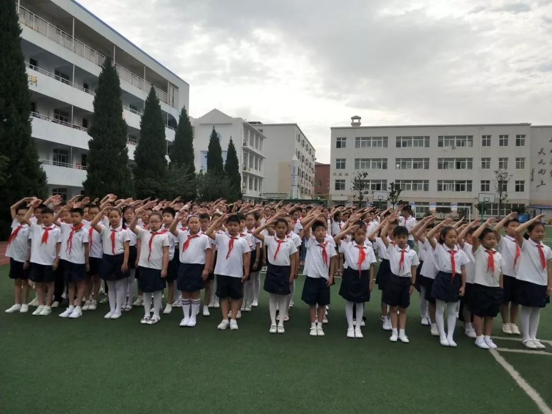 临潼铁路小学传承中华礼仪,规范学生行为系列活动