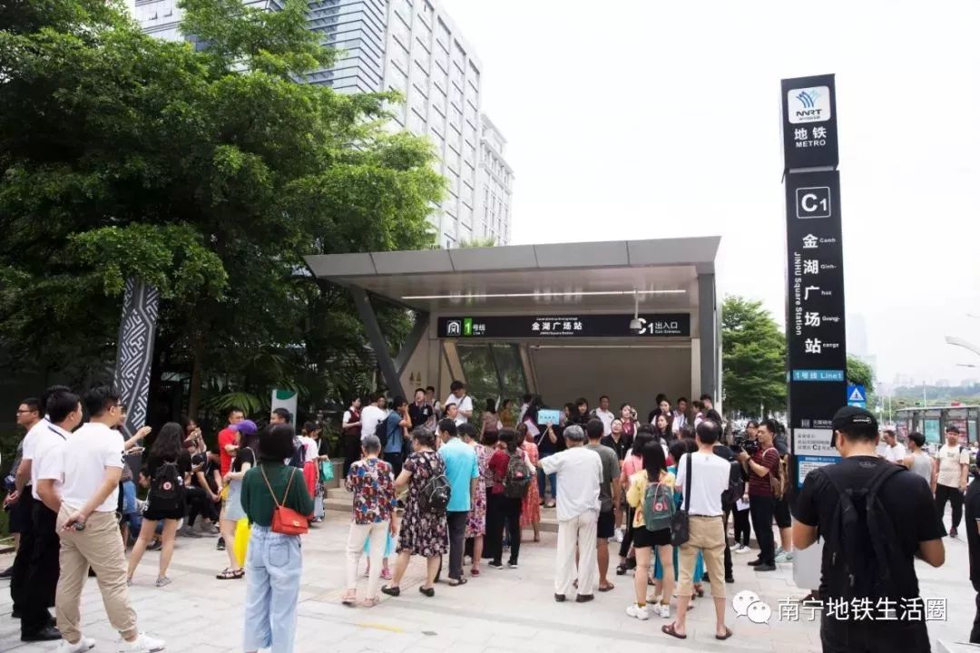 在南宁地铁3号线即将迎来开通试运营之际第一站:金湖广场打卡3号线"