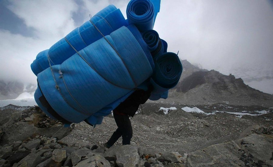 尼泊爾政府規定,一名登山者可以揹負大約9千克的補給品,但夏爾巴年輕