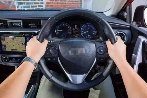 在转动的时候,要注意早打方向盘,尽量的少回,这样才能够让车子平稳