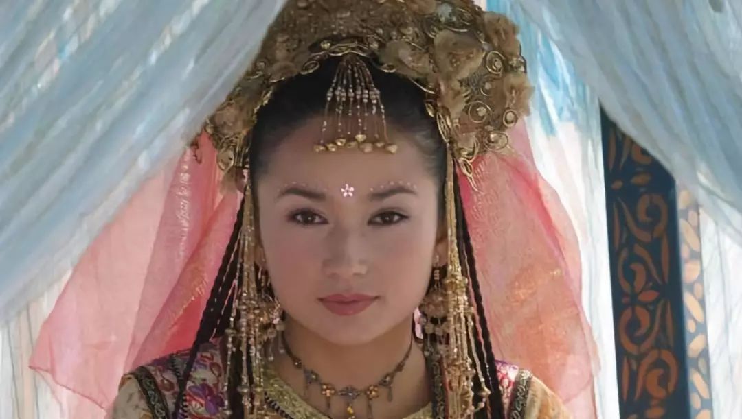 麦迪娜《新还珠格格》出生在1987年的新疆女孩麦迪娜,长得又漂亮又