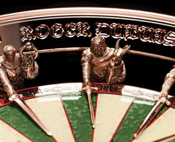 圆桌骑士整个表盘采用的大明火珐琅工艺,表盘中央是英国都铎王朝的