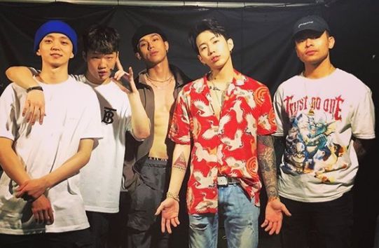 朴宰范带着兄弟们,马不停蹄的在版图上飞翔,让h1ghr music冲向了世界!