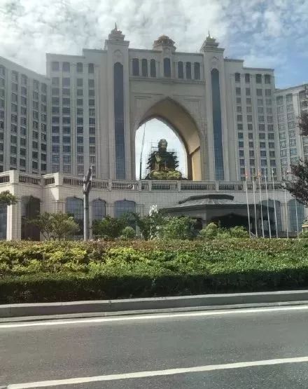 近日,有网友爆料称在盐城大丰的原权健华东国际会议中心大酒店,那尊