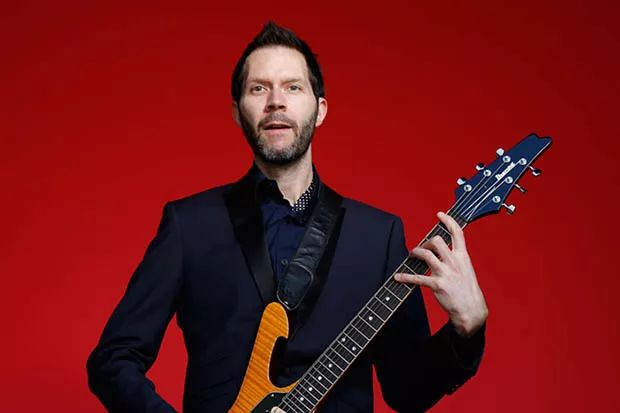 但paul gilbert 曾经说过,虽然他不用小指也能弹大跨度的音阶指型,但