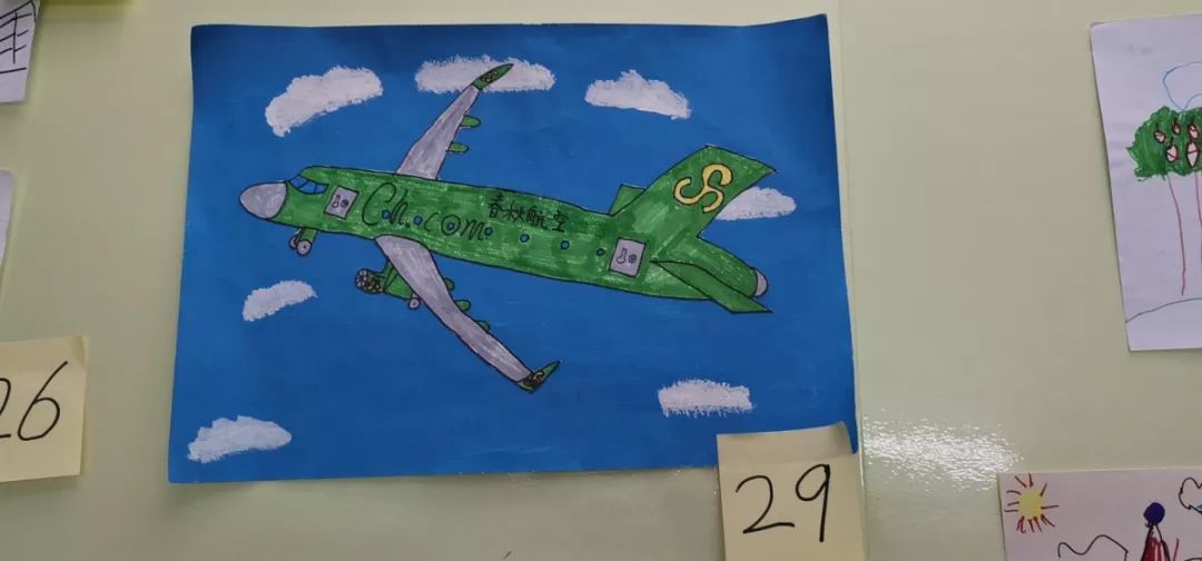 小朋友你好欢迎你来空中画画春秋航空迎六一儿童旅客绘画作品展