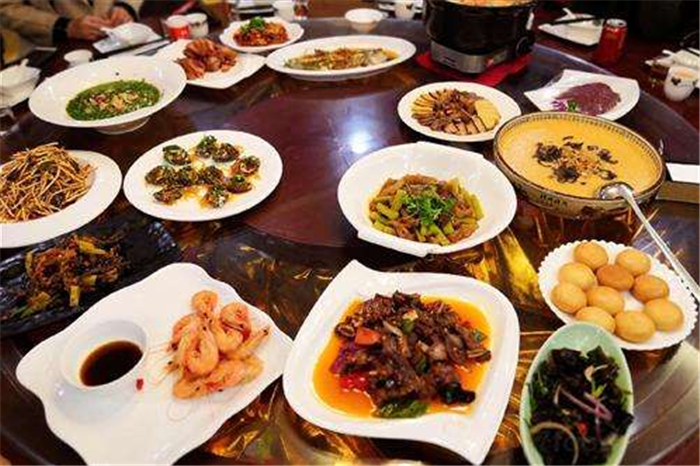 专门用于针对不了解食物的外国人,同时还包括中国人在西餐厅吃饭,这是