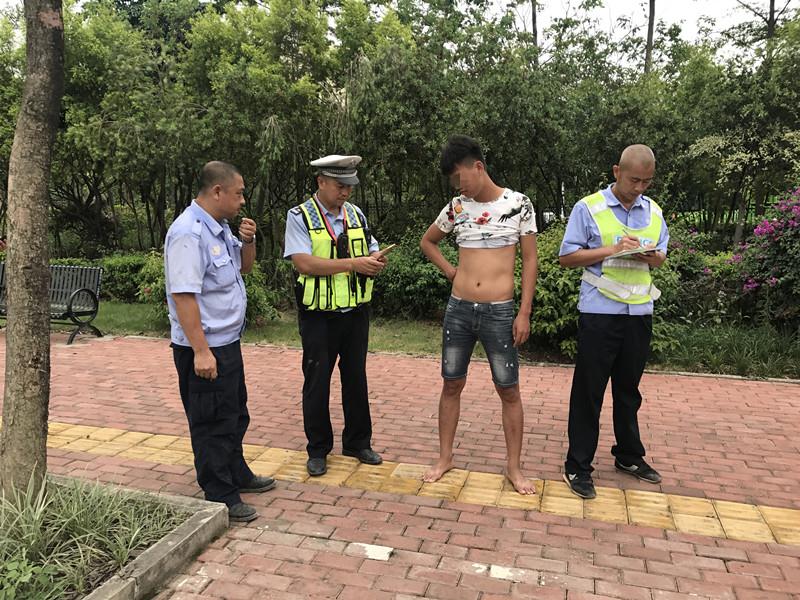 "赤脚大仙"驾驶桂a车上路被处罚