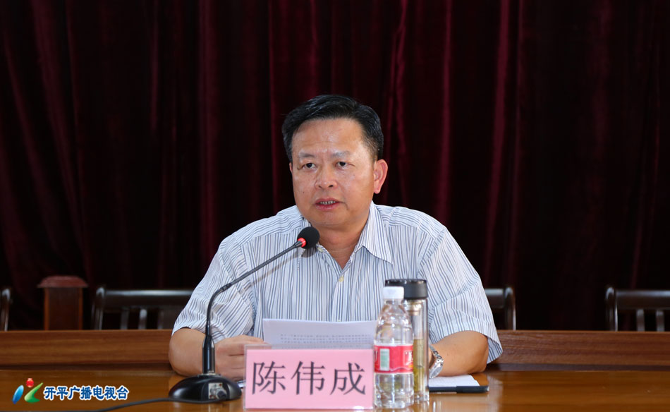 揭牌仪式后,陈伟成作了《粤港澳大湾区发展规划纲要》专题授课.