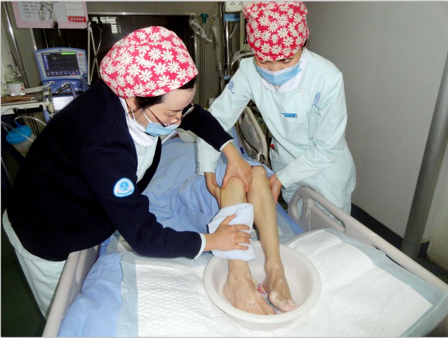 为患者护理住icu的病人身上往往会插着十几根维持生命的管道,病情重