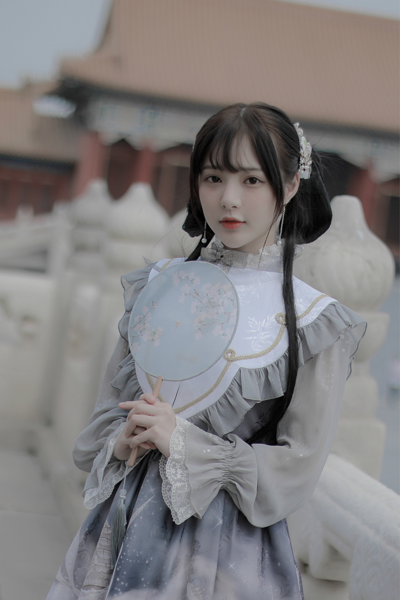 演员石雪婧故宫写真曝光风格碰撞少女心爆棚