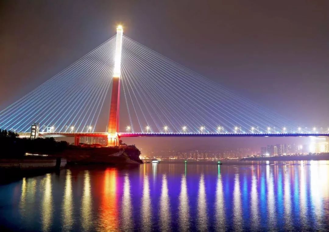 牌楼长江大桥夜间全身照曝光