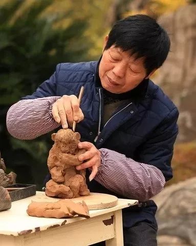 牛余庆这个老师傅捏泥巴一年能挣两百万
