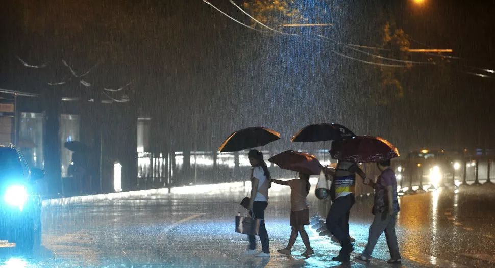 加開夜間臨客,武漢地鐵守候暴雨中的夜歸人