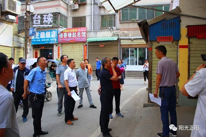 5月28日早上6:30,县委副书记边镇西带领住建,城管