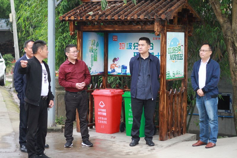 青神县县委书记肖巍一行调研白果乡人居环境整治工作