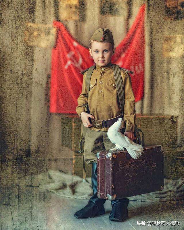 俄罗斯萌娃穿"苏联军装"照相,美国人:这么做有啥用