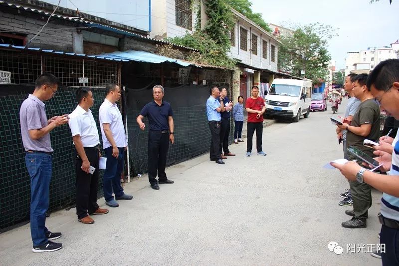 5月28日早上6:30,县委副书记边镇西带领住建,城管