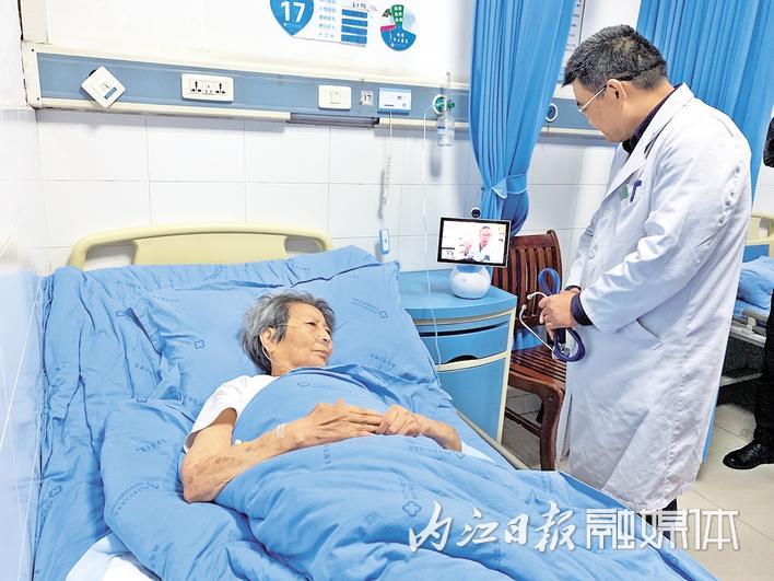 远程医疗让老人享受优质医疗服务87岁的老人周天荣在内江市第六人民