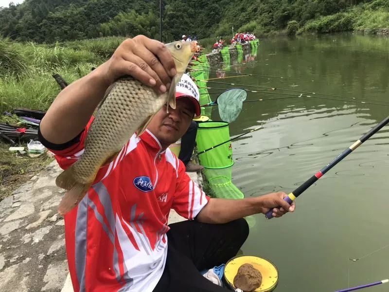 3晚上钓浅,白天钓深夏天晚上钓鱼比较多,夏夜最为凉爽,晚上钓鱼人也