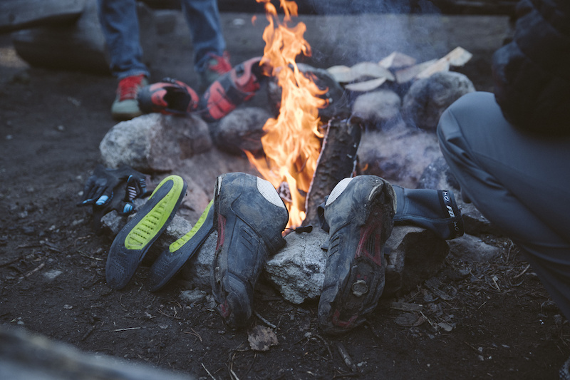 挖坑烧火,烤干刚才湿透的鞋子▲虽然太阳还没有落山,但被树林挡迪严