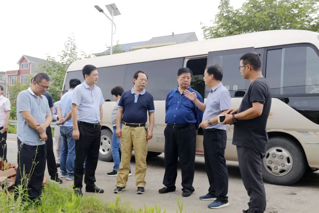 县人大常委会副主任张德贵,县政府副县长周剑峰分别就贯彻落实《上饶