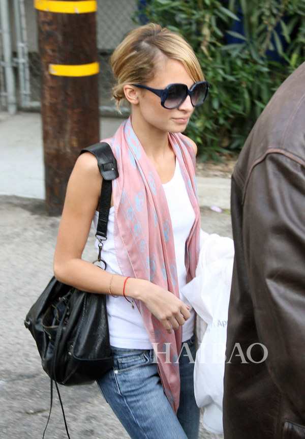 身高只有155cm的nicole richie在众多好莱坞女星中毫无优势可言,但她