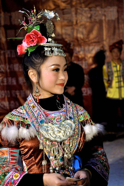 苗族姑娘一套银饰到底有多少(一)