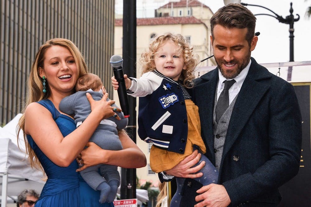 这一家看起来好幸福布莱克挺着大肚子带两个女儿探班瑞安