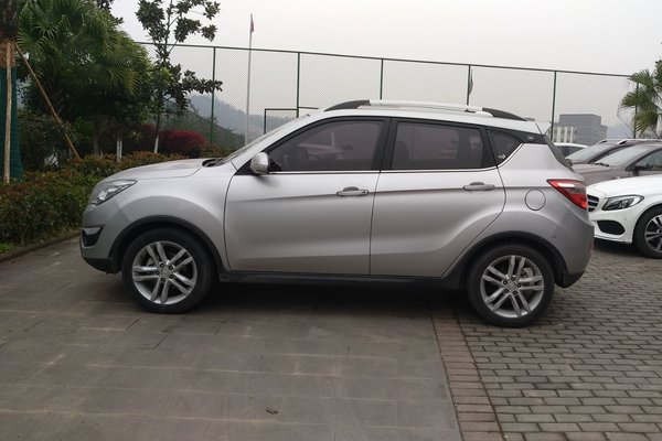 长安cs3516款豪华型最满意的当然是内部空间了三个胖子坐进去也不挤