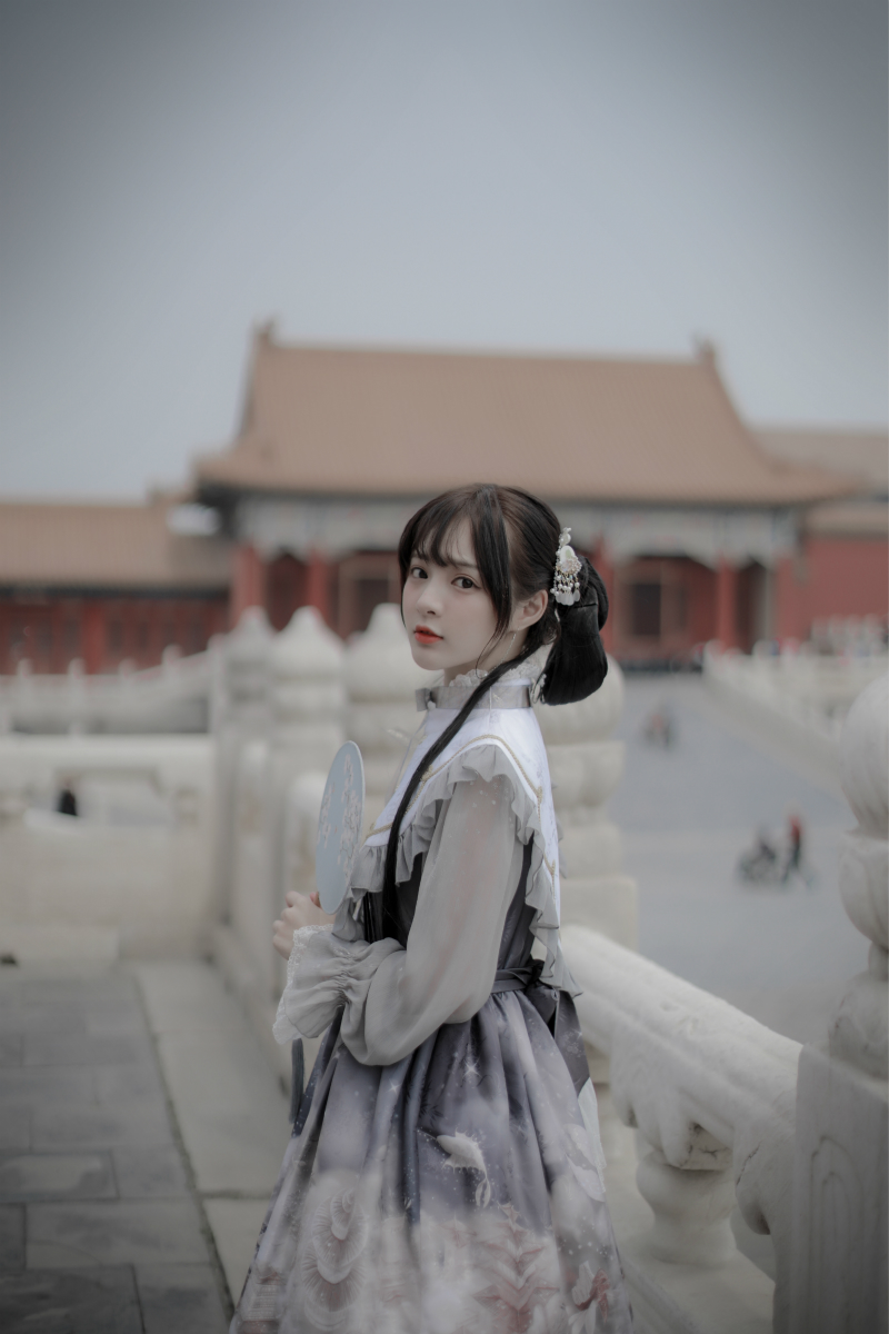 演员石雪婧故宫写真曝光风格碰撞少女心爆棚