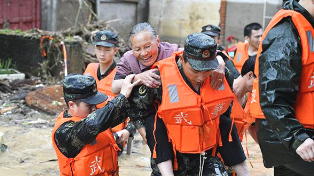 福建三明洪灾,武警水中推船救人