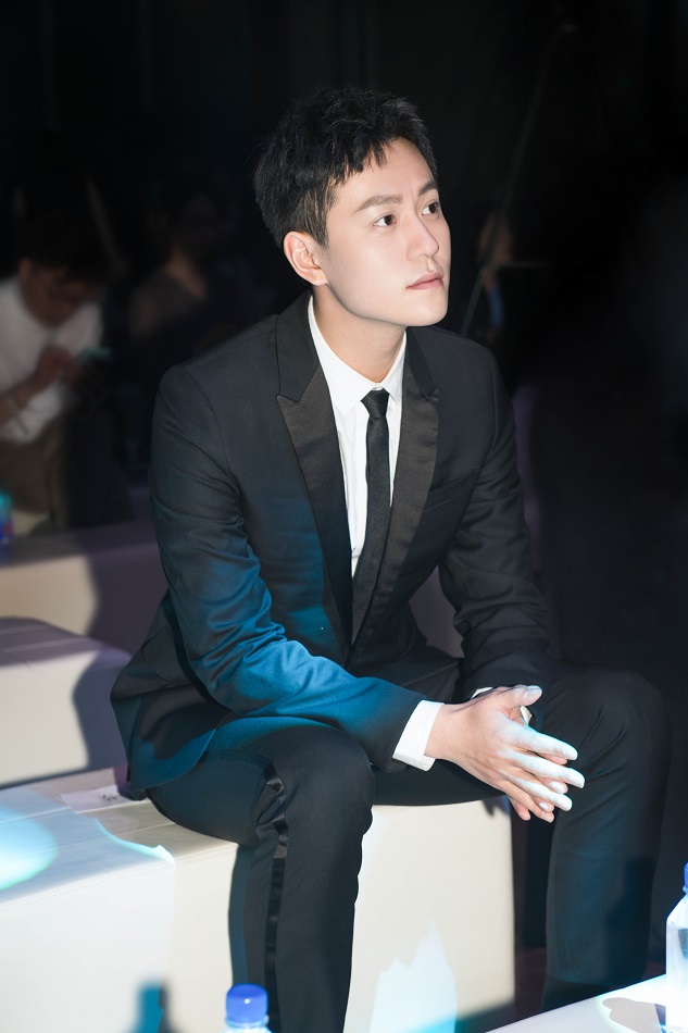 秦俊杰利落短发亮相时尚活动 黑色西装定格复古质感