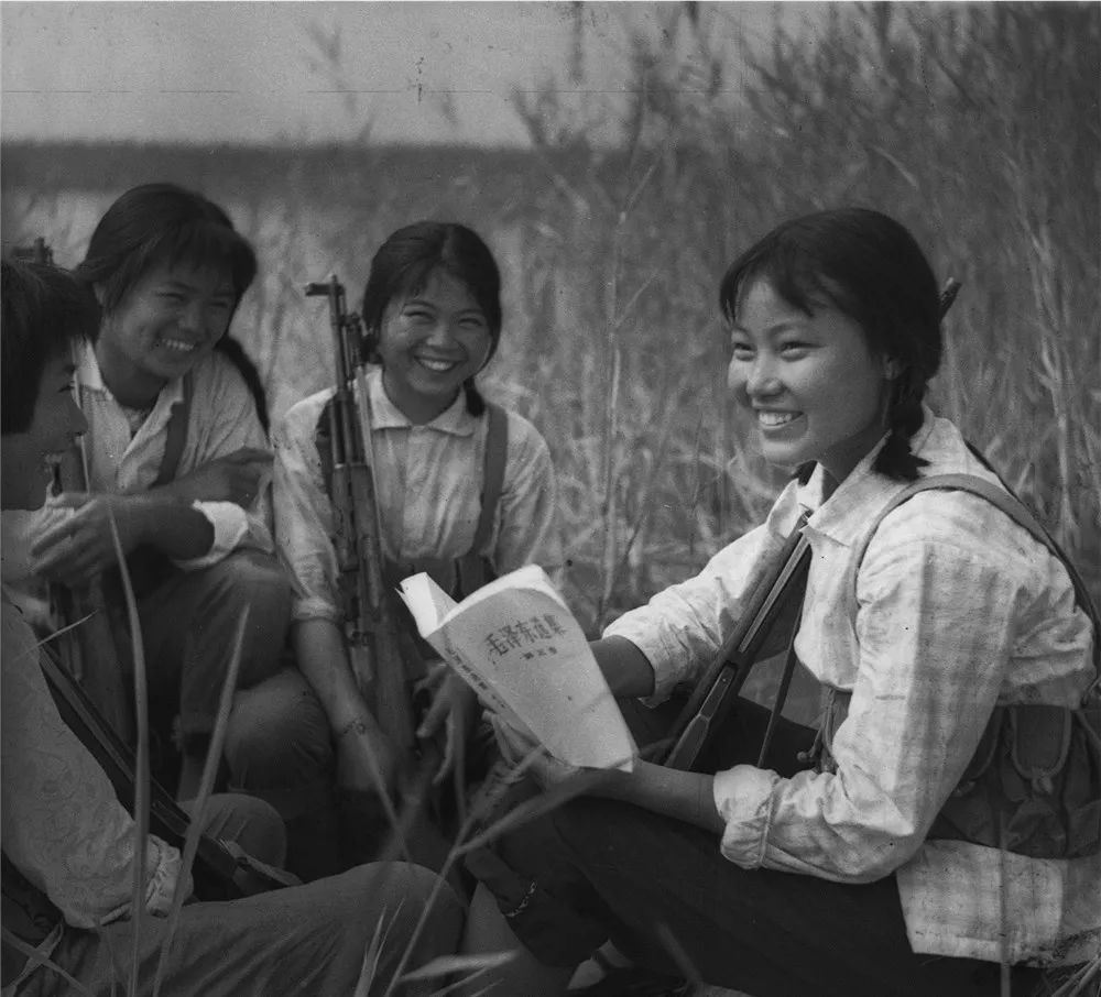 民兵学毛选 70年代 江苏高邮女民兵在训练 60年代 江苏高邮城东公社浩
