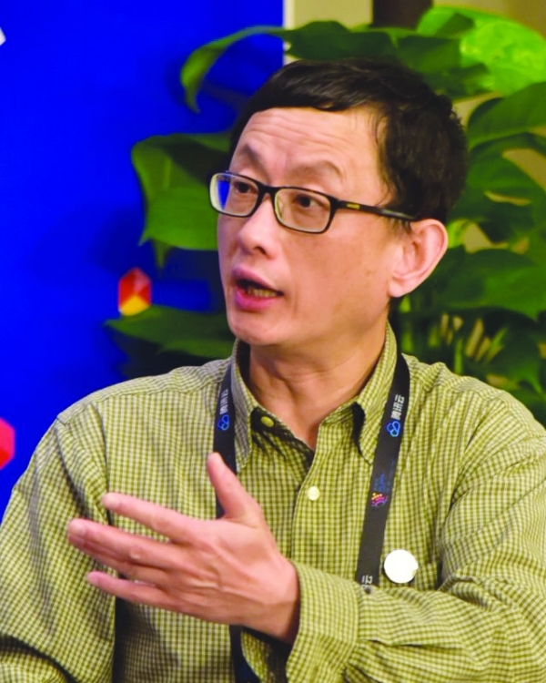 美国硅萃公司首席执行官徐开文博士带着他升级版"移动数字x光设备",第