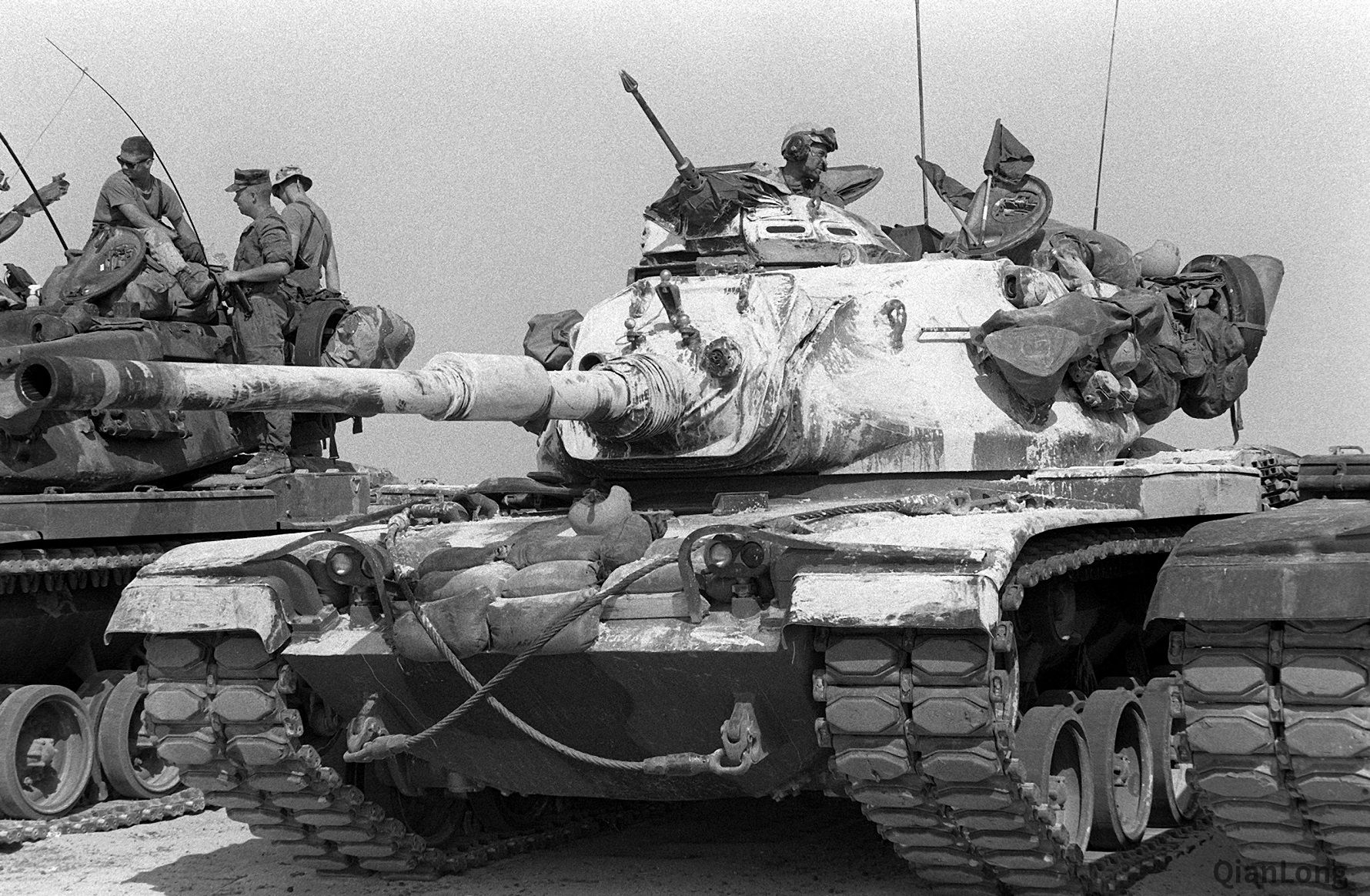 准备进军科威特的美海军陆战队第1装甲营沙漠中展开射击训练