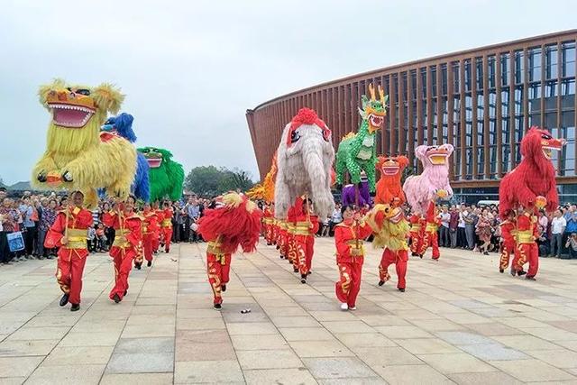 上犹县九狮拜象精彩亮相 中国(赣州)第六届家具产业博览会