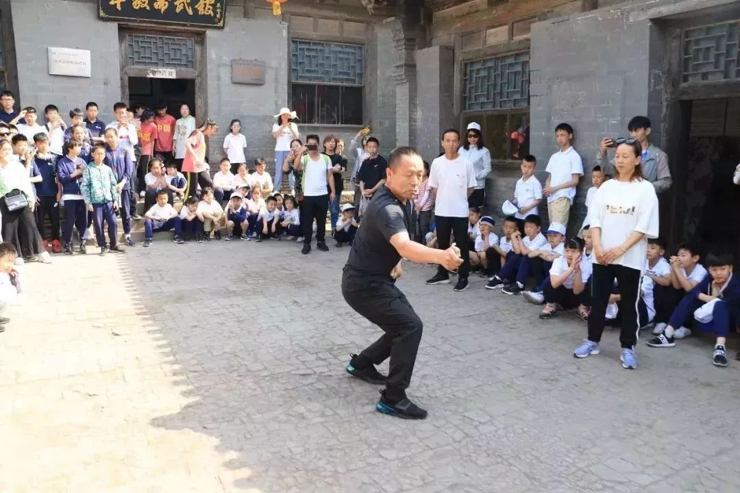 拜师仪式后,我们来到了车毅斋武馆,欣赏了武师们高超的拳术表演,武师