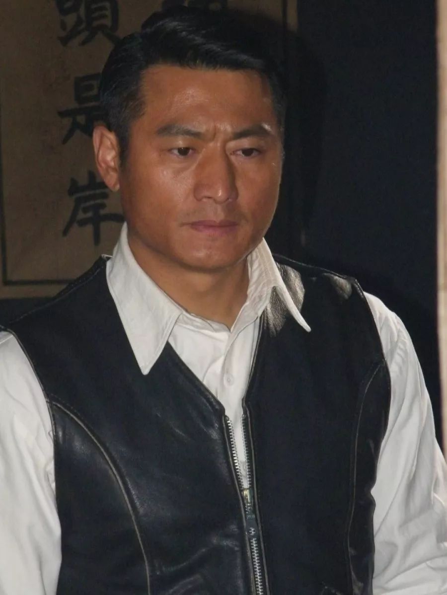 主演范雨林的剧照和身材照感受一下;相比我方在颜值上的集体坍塌,反派