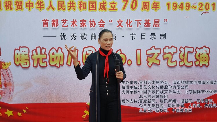 (上图)著名国际模特评委 首都艺术家协会 会长 苏莎女士讲话(讲话)