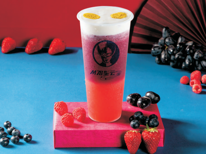 红色冰美人鲜榨红红火龙果,搭配细腻稠滑 的酸奶,清爽香甜,颜值爆棚