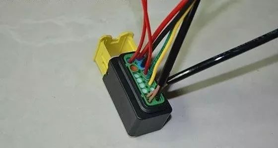 接搭铁,第三排的红线接12v常电和bao警灯红线(打开电门时才有电12v)