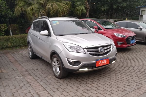 长安cs3516款豪华型最满意的当然是内部空间了三个胖子坐进去也不挤