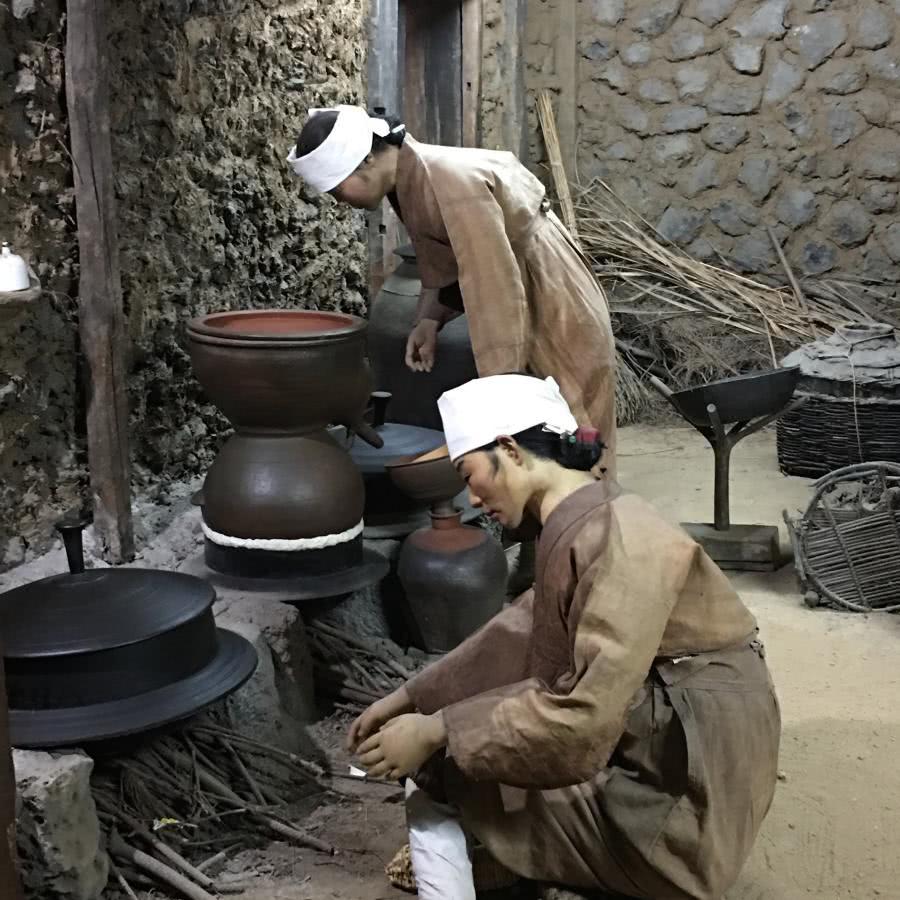 直接将食物扔到大鼎里面,这也是为什么鼎在古代地位这么重要的原因