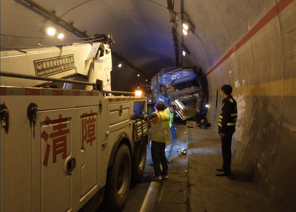 秦岭隧道特大交通事故图片