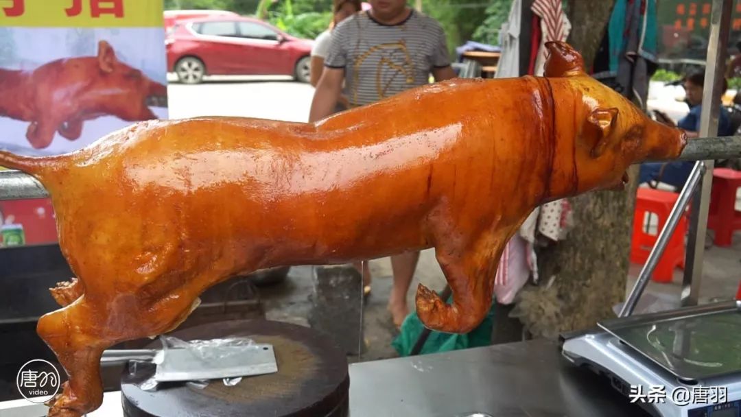 不得不赞的还是这头屡屡获奖的当地特色名食山黄皮叶子烤全猪这个香的