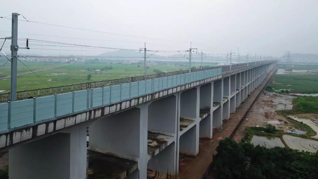 小港特大桥 小港特大桥位于丰城市境内,全长10.