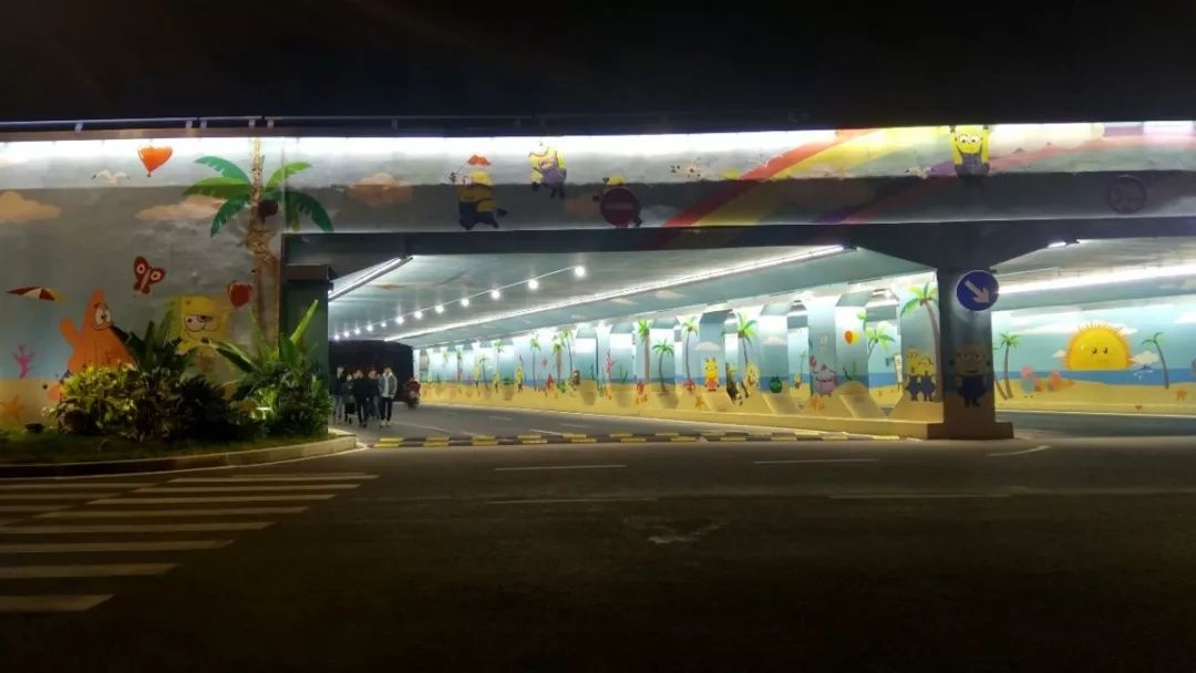 艺术涂鸦这原先是漳州城区的一个老桥洞,是用水泥搭筑成的灰色的一片.