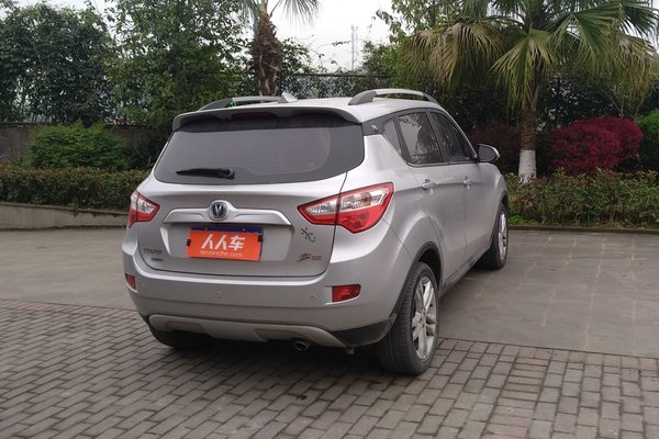 长安cs3516款豪华型最满意的当然是内部空间了三个胖子坐进去也不挤